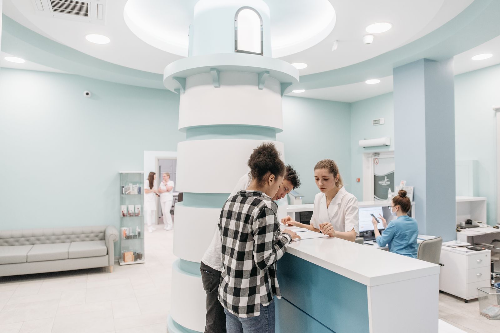 Equipe e pacientes em recepção de clínica