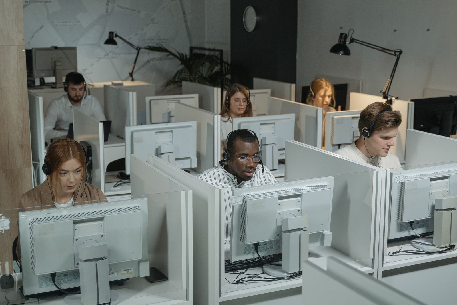 Equipe de atendimento trabalhando em uma operação compartilhada